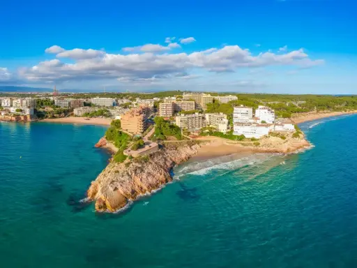 Vista aerea di Tarragona, con le sue splendide spiagge dorate che si estendono lungo la costa bagnata da un mare cristallino.