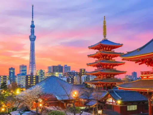 Zachód słońca nad Tokio. Pięciopiętrowa pagoda i nowoczesna wieża Skytree to miejsca, które warto zobaczyć.