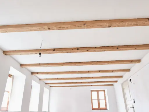 Holzbalken an der Decke, die den Charme eines "Zierbalken Decke selber machen" Projekts unterstreichen.