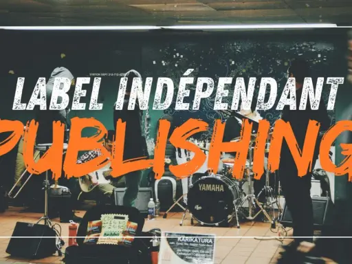 Un groupe de musique joue dans une station de métro. Le mot "PUBLISHING" en gros caractères orange suggère qu'il s'agit d'un label indépendant.