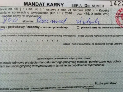 Fragment mandatu karnego z wpisaną kwotą 800 zł i podpisem.