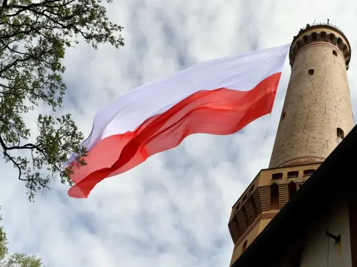 Flaga na Księżycu: Nie wiatr, a fizyka! Rozwiewamy mit powiewania.