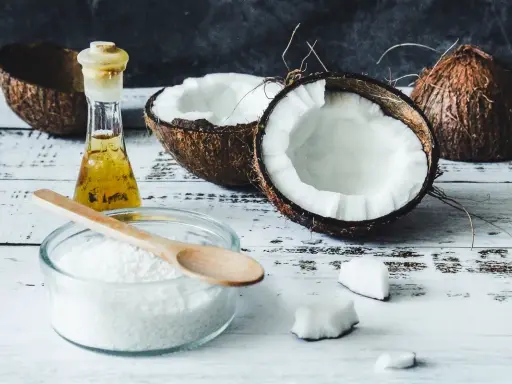 Olio di cocco e cocco grattugiato: scopri come struccarsi senza struccante con ingredienti naturali.