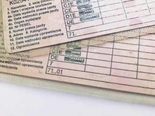 Dokumenty prawa jazdy z widocznymi polami: "Data wydania prawa jazdy" i "Data wydania uprawnienia", a także kategorie uprawnień.
