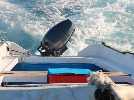 Moteur hors-bord 2 temps sur un bateau en mouvement. Un entretien régulier assure la fiabilité pour vos sorties en mer.