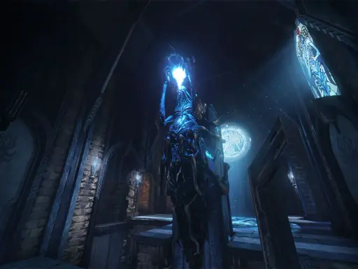 Mroczna, gotycka arena z Quake Champions. W centrum stoi niebieska, świetlista istota, a w tle widać witraż.