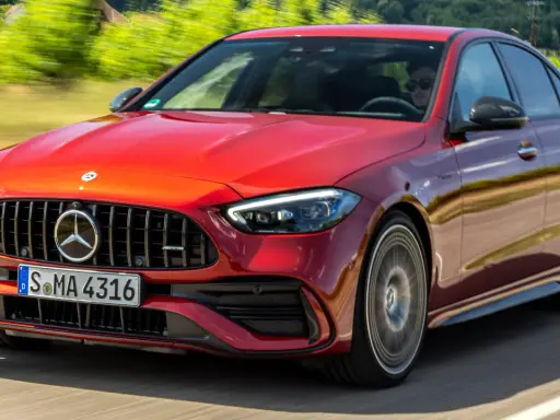 Roter Mercedes-AMG C43 fährt auf einer Straße. Die technischen Daten sind beeindruckend.