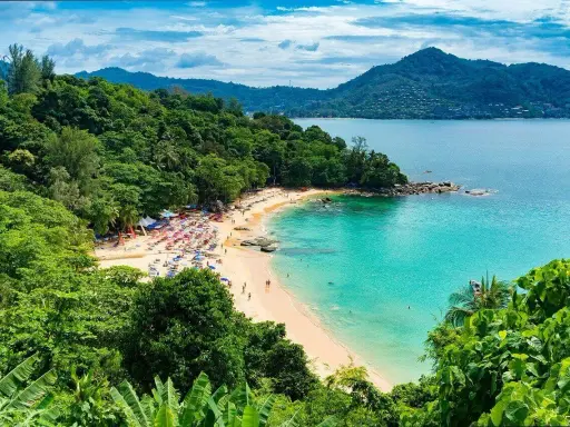 Piękna plaża na Phuket, idealna na wakacje w listopadzie. Słońce, turkusowa woda i bujna zieleń.