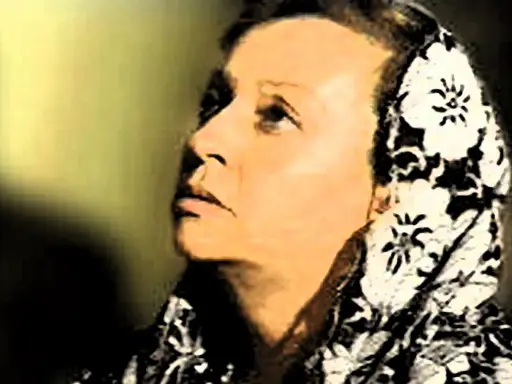 Portret Catalina Rivas w chuście w kwiaty, zamyślona, spogląda w górę.