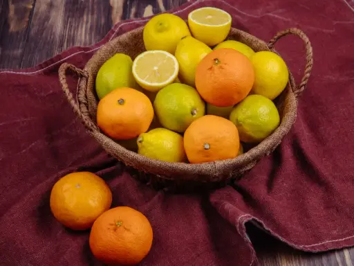 Koszyk pełen cytrusów: pomarańczy, cytryn i limonek. Hesperydyna, cenny flawonoid, znajduje się w skórce tych owoców.