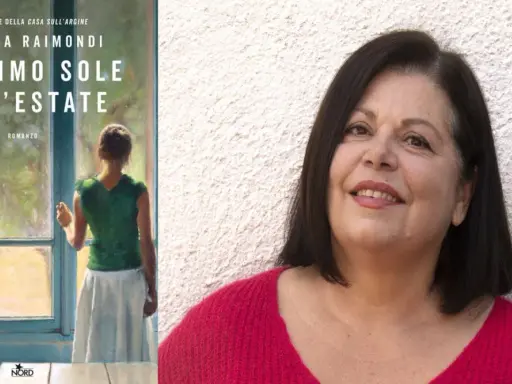 Daniela Raimondi, autrice de "Il primo sole dell'estate", sorride con un maglione fucsia.