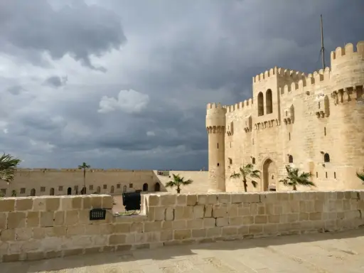 Die Zitadelle von Qaitbay in Aleksandria, Ägypten, ragt unter einem dramatischen Himmel auf.