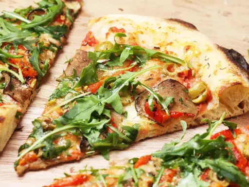 Kawałki pizzy z rukolą, oliwkami i bakłażanem na chrupiącym cieście. Idealne na szybki lunch.