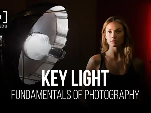 Modelo posa bajo luz de estudio, aprendiendo sobre iluminación clave. Fotos inspiradoras para fotógrafos.