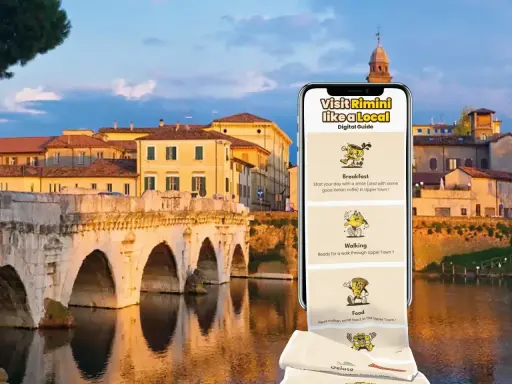 Guida digitale "Visit Rimini like a Local" con suggerimenti per colazione, passeggiate e cibo, sullo sfondo del Ponte di Tiberio.