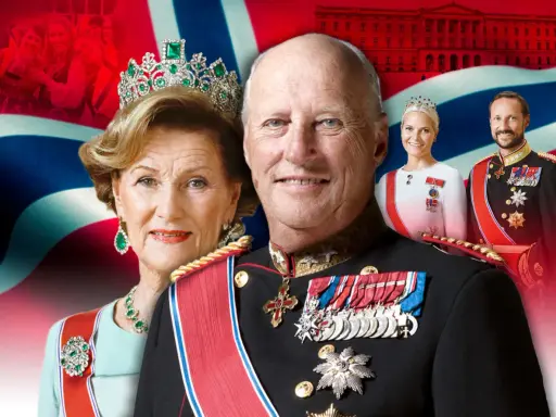 Kung Haralds ålder syns i hans vänliga leende. Han står med drottning Sonja, kronprins Haakon och kronprinsessan Mette-Marit framför norska flaggan och slottet.