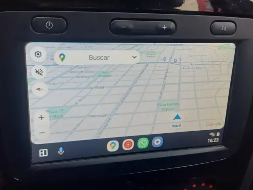 Pantalla de navegación de un coche con Google Maps. La evolución de la media nav permite ver el mapa y acceder a apps como WhatsApp.