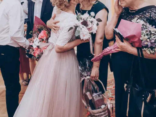 Wzruszający moment: piosenka na podziękowanie dla rodziców, bukiety kwiatów i kosz prezentowy.