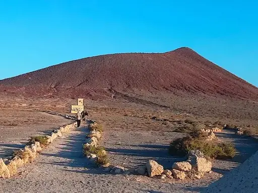 Montaña de Oro en España: Descubre la mágica Montaña Roja de Tenerife