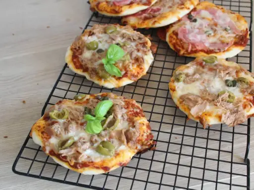 Mini pizze z tuńczykiem i oliwkami, idealne na szybką przekąskę. Ten najlepsza pizza przepis jest prosty i pyszny!