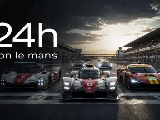 Le Mans Autos: Mehrere Rennwagen stehen bereit für das 24-Stunden-Rennen. Die Sonne geht unter und wirft lange Schatten auf die Rennstrecke.