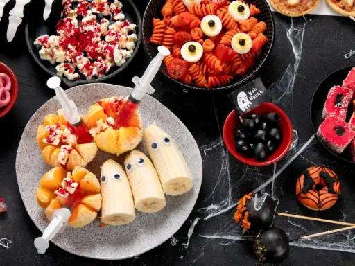 Gruselige Halloween Snacks: Frucht-Geister, Popcorn-Blut, Spinnennetz-Donuts und mehr. Perfekt für eine schaurig-schöne Party!