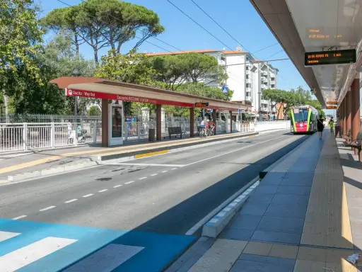 Stazione di Riccione, un tram colorato si avvicina. Perfetto per spostarsi tra Rimini e Riccione in estate.