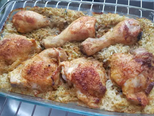 Pyszne udka pieczone na ryżu, danie jednogarnkowe, które zachwyci każdego.