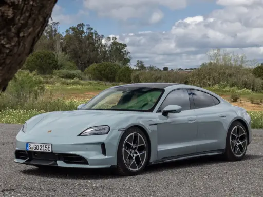 Grauer Porsche Taycan mit sportlichen Felgen, bereit für die nächste Fahrt. Die Porsche Taycan technische Daten versprechen Leistung und Effizienz.