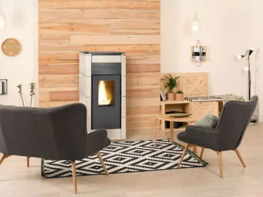 Estufa de pellet encendida manualmente, creando un ambiente acogedor en el salón.