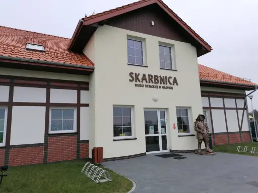 Skarbnica w Chłopach to świetne miejsce, by dowiedzieć się, co robić w Mielnie gdy pada deszcz.