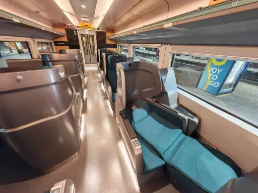 Komfortable Sitze im Zugabteil, bereit für die Reise mit dem Zug nach Oslo.