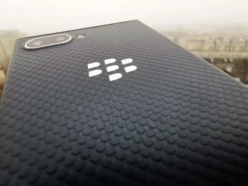 Tył najnowszego blackberry z charakterystycznym logo i teksturą.