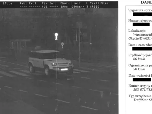 Zdjęcie z fotoradaru pokazuje białe auto jadące 66 km/h przy ograniczeniu do 50 km/h. To dowód, który może pomóc w ustaleniu, jak anulować mandat z fotoradaru.