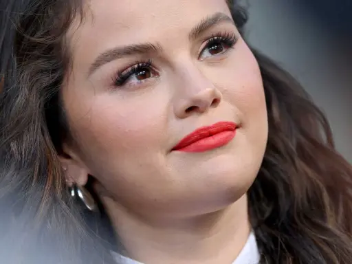 Un regard captivant avec des cils longs et volumineux, une inspiration pour savoir comment avoir de long cils. Lèvres rouge corail.