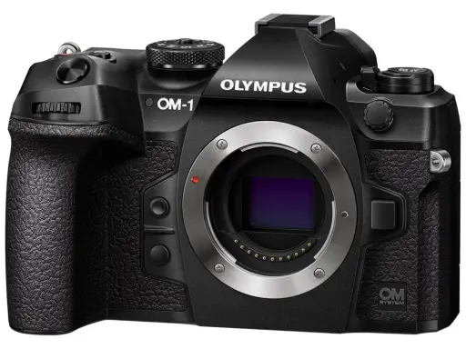 Czarny aparat OM SYSTEM OM-1 z obiektywem.