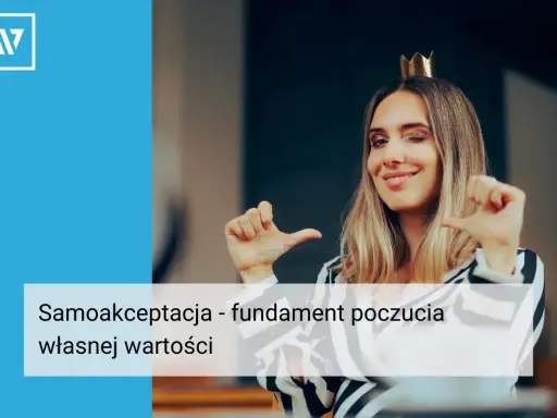 Uśmiechnięta kobieta w koronie, pewna siebie, pokazuje gestem, że jest osobą wartościową.