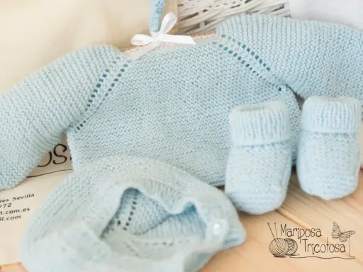 Conjunto de lana azul claro para bebé: jersey, gorrito y patucos. Perfectos patrones punto bebe para un recién nacido.