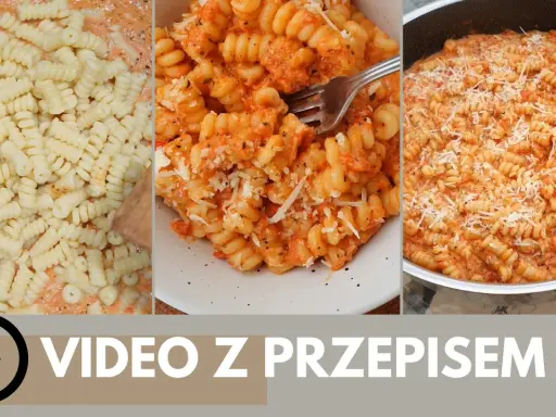 Pyszny makaron z sosem pomidorowym, posypany parmezanem. Zobacz przepis wideo!