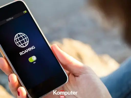 Dłoń trzyma smartfon z włączonym roamingiem. Czy w Norwegii jest roaming? Tak, z tym ustawieniem możesz być online.