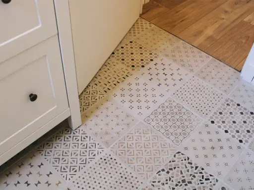 Piękne płytki patchwork łazienka aranżacje. Różnorodne wzory tworzą unikalną mozaikę na podłodze, dodając charakteru wnętrzu.