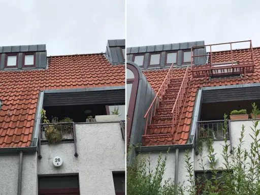 Rote Metalltreppe führt zu einem Dachfenster. Dies ist der 2. Rettungsweg für das Einfamilienhaus.