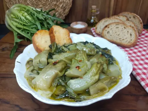 Verdure cotte in padella, un classico della cucina povera salentina, servite con pane tostato e un filo d'olio.