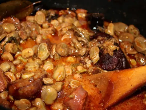 Un reconfortante plato de faves a la catalana, con habas tiernas, trozos de butifarra y un rico sofrito.
