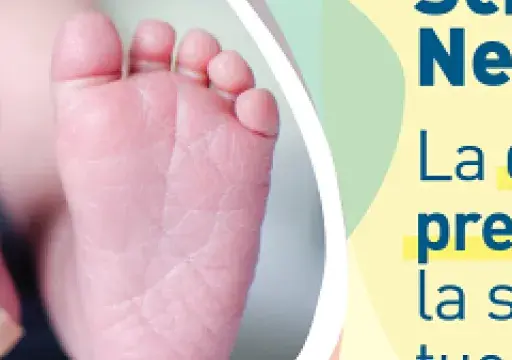 Piedini di neonato con braccialetto identificativo e cerotto, pronti per la **chiamata per secondo screening neonatale**. Diagnosi precoce per la salute del tuo bambino.