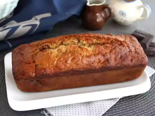 Un délicieux gâteau banane chocolat, doré et moelleux, prêt à être dégusté. Parfait pour le goûter.