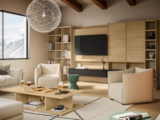 Soggiorno accogliente con divani chiari, tavolino in legno e librerie. Perfetto per arredare casa moderna con stile e comfort.