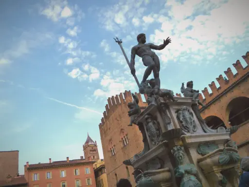 Fontana del Nettuno, simbolo di Bologna. Ideale per chi cerca dove alloggiare a Bologna, vicino a monumenti e portici.