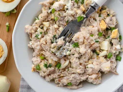 Pyszna pasta z makreli z jajkiem i szczypiorkiem, gotowa do podania.