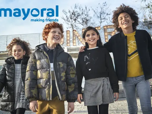Niños sonriendo con ropa de Mayoral, ideal para el Black Friday.